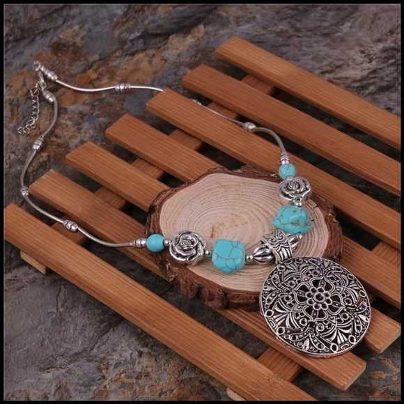 🆕NIP:Southwestern Turquoise Stone Statement  Necklace with Floral Medallion - Picture 3 of 7